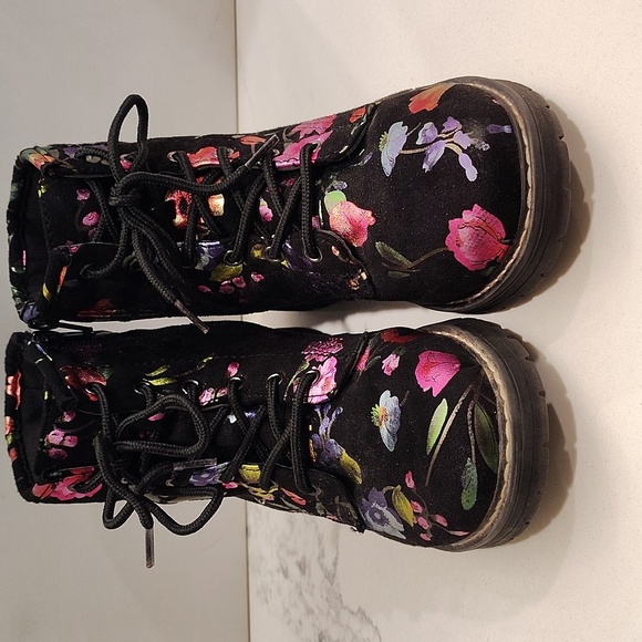 Steve Madden JBetty Black Multicolor Floral Combat Boot Size 3 Girls - Picture 8 of 9